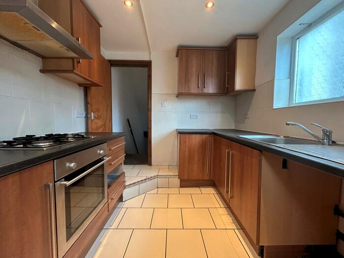 2 Bedroom Flat To Rent In Earle Road, L7