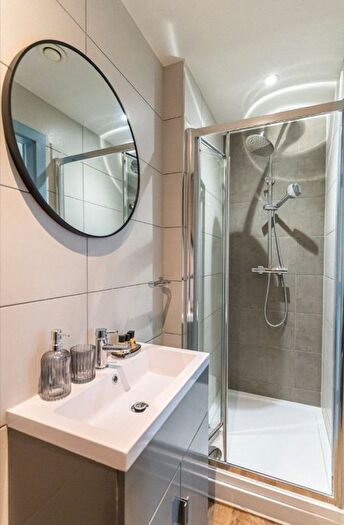 2 Bedroom Flat To Rent In Cross Street, Salford, Greater Manchester, M3