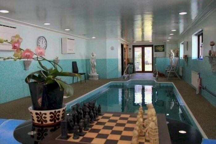 7 Bedroom Property To Rent In Romford Road, Chigwell, IG7