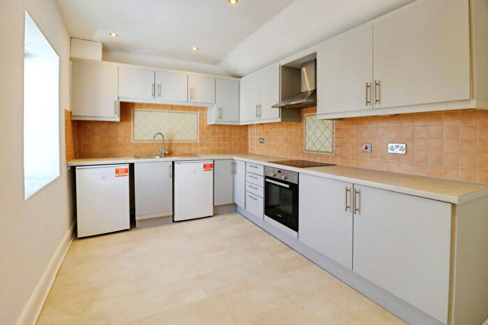 3 Bedroom Flat To Rent In High Street, Benfleet, SS7