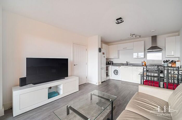 2 Bedroom Flat For Sale In Windstar Drive, South Ockendon, RM15