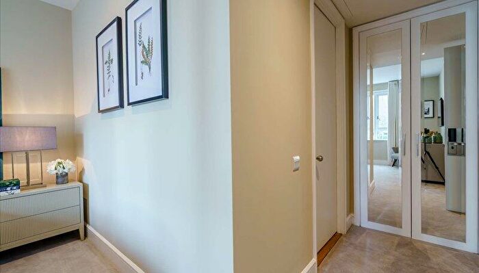 2 Bedroom Apartment To Rent In Circus Apartments, Canary Wharf, E14