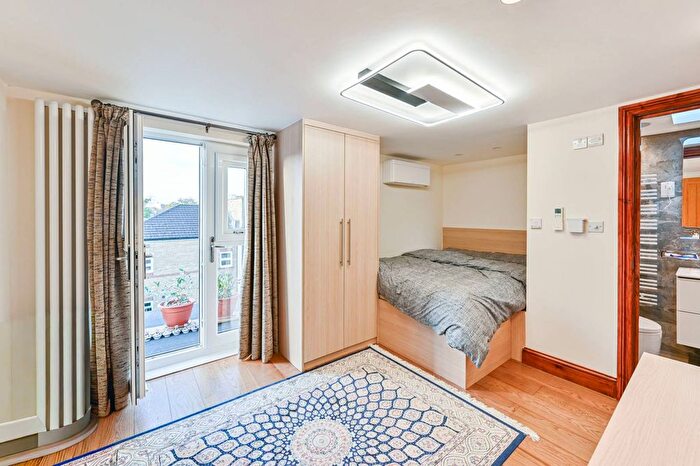 4 Bedroom Terraced House For Sale In Blackshaw Road, Tooting, London, SW17