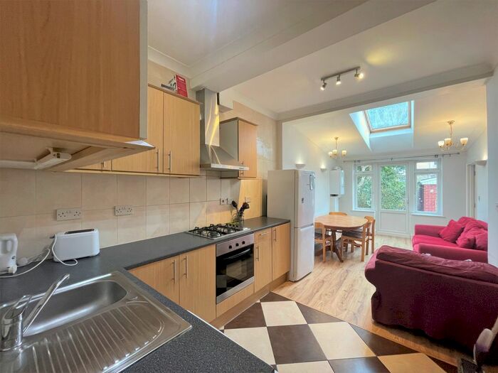 3 Bedroom Flat To Rent In Montana Road, London, SW17