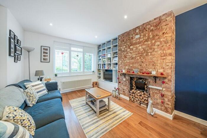 2 Bedroom Flat To Rent In Devereux Road London, SW11