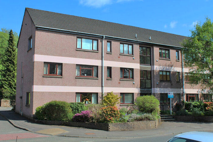 3 Bedroom Flat To Rent In Strathblane Road Flat, Milngavie, G62