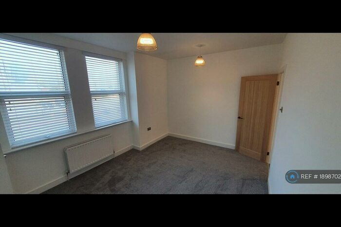 3 Bedroom Flat To Rent In Coombe Terrace, Hove, BN2