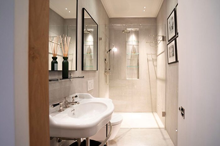 2 Bedroom Flat To Rent In Cadogan Square, London, SW1X