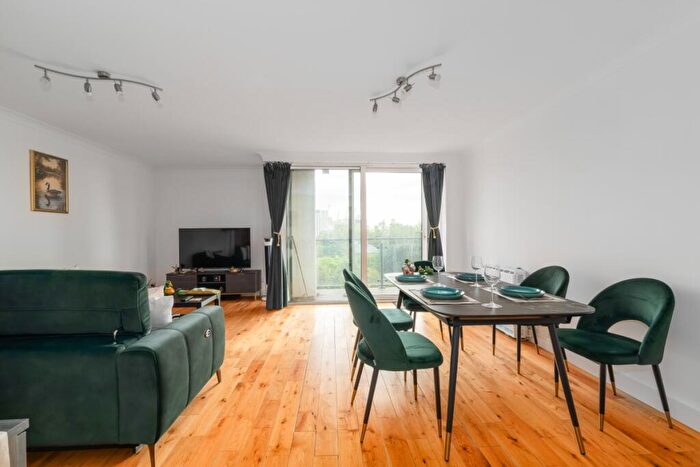 2 Bedroom Apartment To Rent In Boardwalk Place, E14