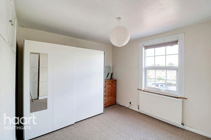 2 Bedroom End Of Terrace House For Sale In Hillside Grove, London, N14