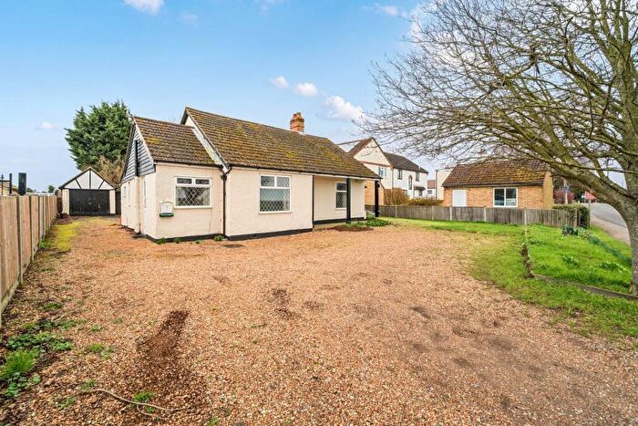 3 Bedroom Detached House For Sale In Bedford Road, Moggerhanger, MK44