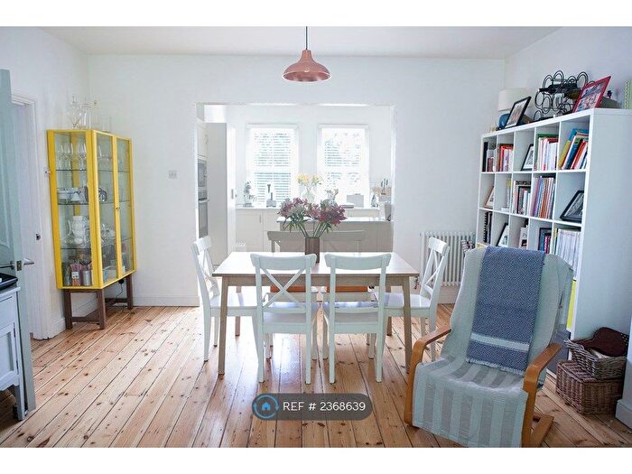 2 Bedroom Flat To Rent In Palace Road, London, SW2