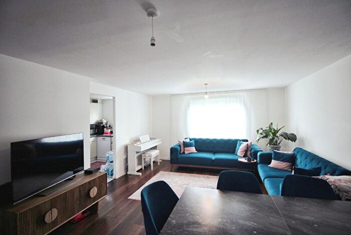 2 Bedroom Flat For Sale In Woodville Court, London, N14