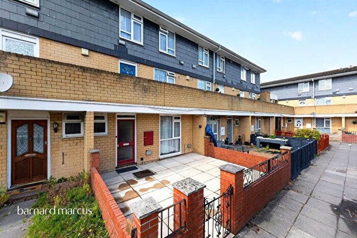 3 Bedroom Maisonette For Sale In Southern Avenue, Feltham, TW14