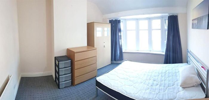 4 Bedroom Semi Detached House To Rent In Yew Tree Road, Manchester, M14