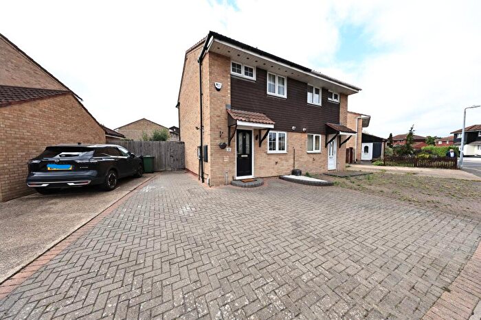 2 Bedroom Semi-Detached House For Sale In Medlar Road, Little Thurrock, RM17