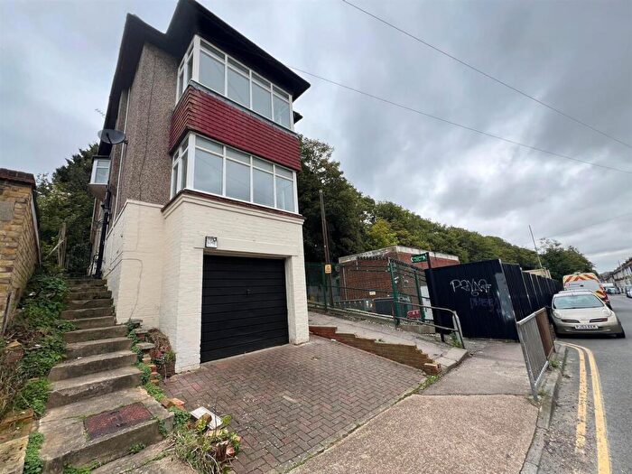 3 Bedroom Detached House To Rent In Boundary Road, Chatham, Kent, ME4