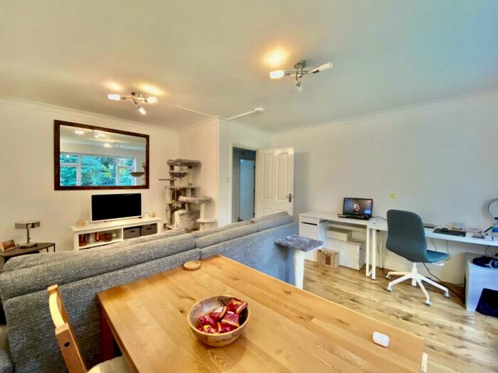 2 Bedroom Apartment To Rent In Broadway Close, Woodford Green, Greater London, IG8