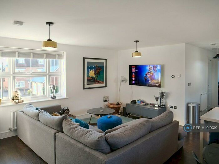 2 Bedroom Flat To Rent In Clarence Way, Kings Hill, West Malling, ME19