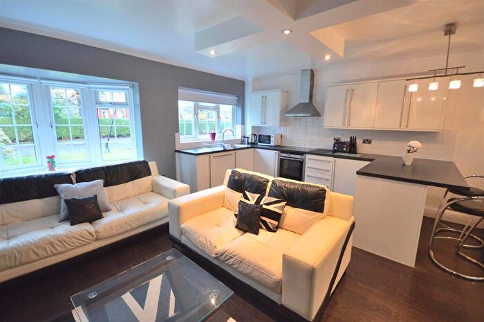 2 Bedroom Apartment To Rent In Beaufort Road, Sale, M33