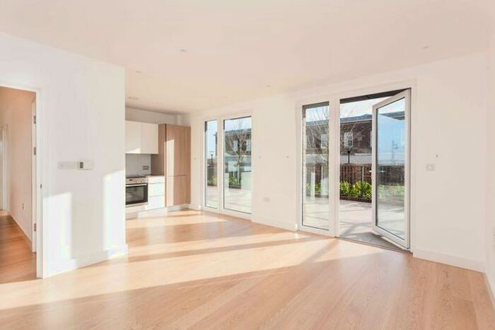 2 Bedroom Flat To Rent In Duke Of Wellington Avenue, Woolwich, London, SE18