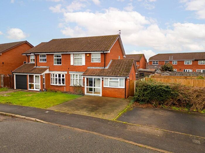 4 Bedroom Semi Detached House For Sale In Edward Close, Aylesbury, HP21