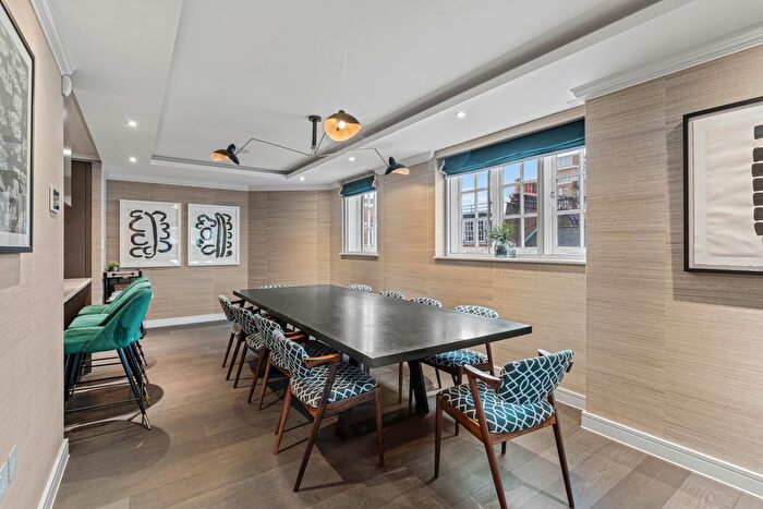 3 Bedroom Flat For Sale In New Cavendish Street, London, W1W - Photo 4