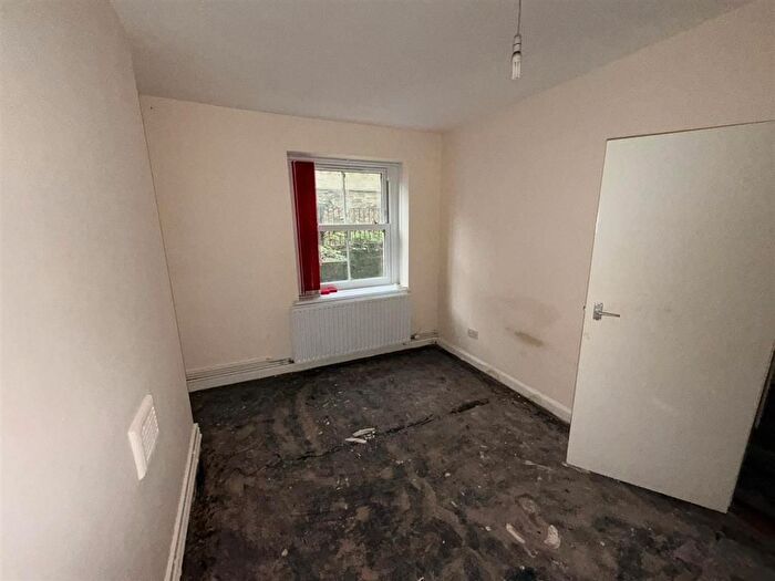 4 Bedroom Block Of Flats For Sale In Cunliffe Terrace, Manningham, Bradford, BD8