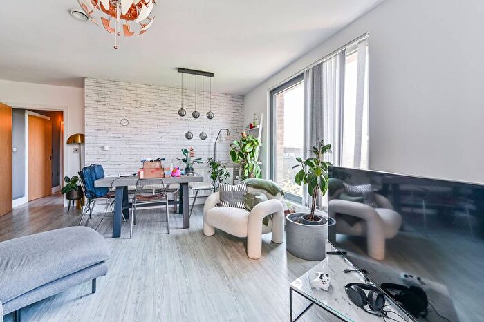 3 Bedroom Flat To Rent In Boleyn Road, Dalston, London, N16