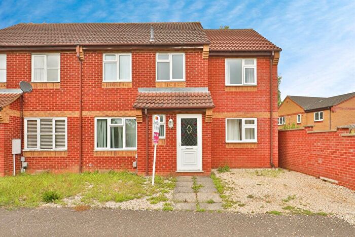 4 Bedroom Semi-Detached House For Sale In The Runnel, Norwich, NR5