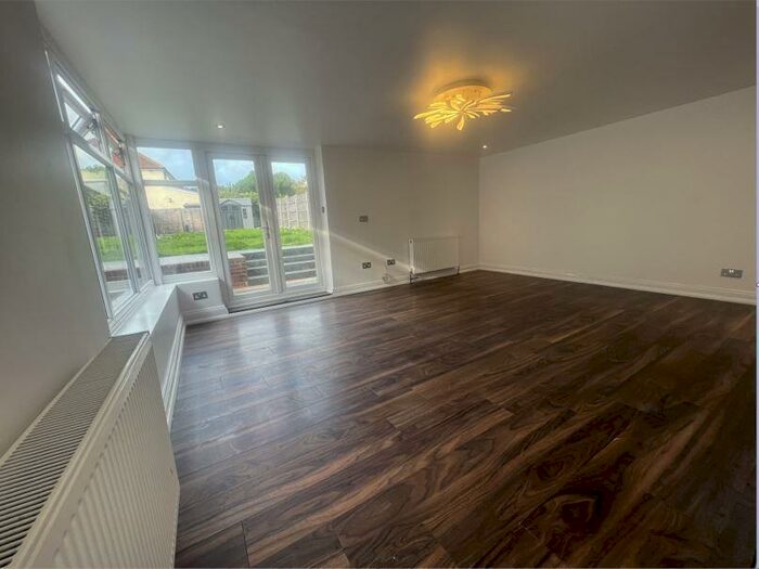 3 Bedroom Detached Bungalow To Rent In Burnham, Slough, SL1