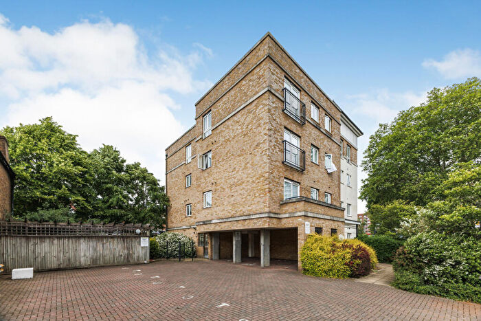 2 Bedroom Flat To Rent In Hawks Road, Kingston Upon Thames, KT1