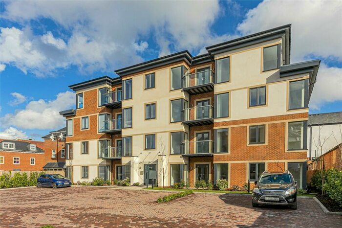 1 Bedroom Flat For Sale In Springfield Lane, Weybridge, Surrey, KT13