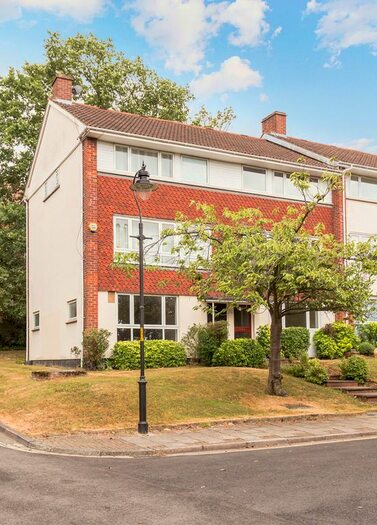 2 Bedroom Flat To Rent In Rouse Gardens, London, SE21