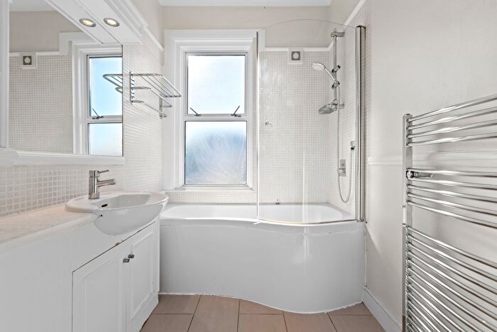 5 Bedroom Semi-detached House To Rent In Barrington Road, London, N8