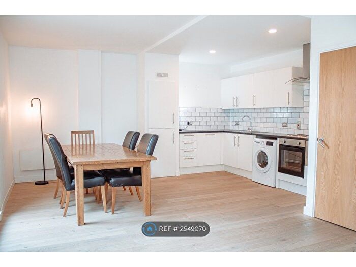 2 Bedroom Flat To Rent In Crown Street Buildings, Leeds, LS2