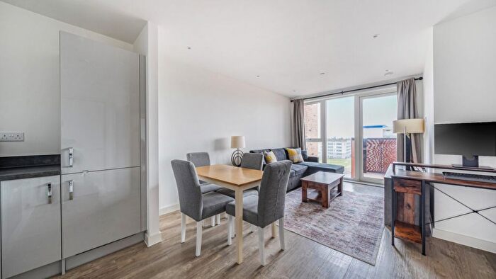 1 Bedroom Flat For Sale In Smithy Lane, Housnslow, TW3