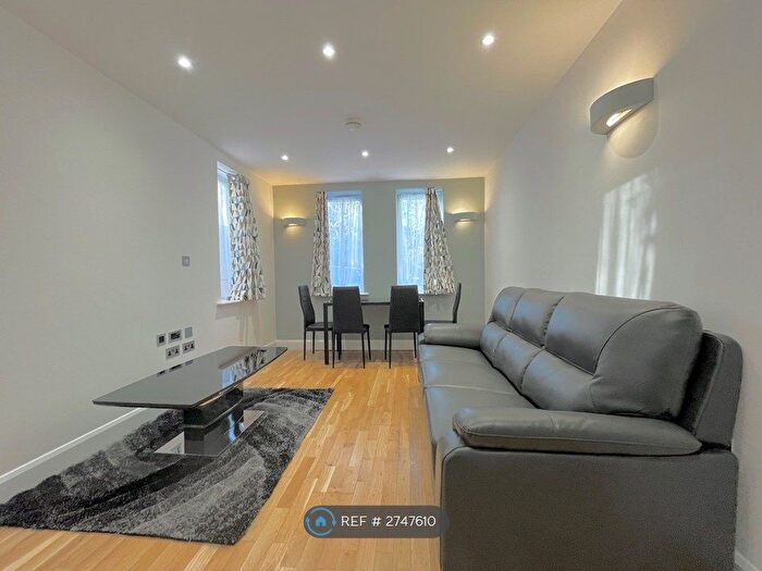 2 Bedroom Flat To Rent In Woodford Court, Watford, WD17