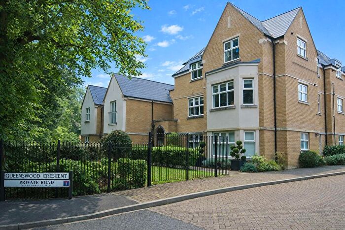 2 Bedroom Flat For Sale In Queenswood Crescent, Englefield Green, Egham, TW20