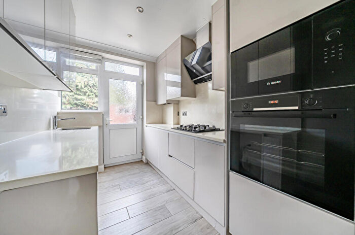 3 Bedroom End Of Terrace House For Sale In Chilwick Road, Slough, Berkshire, SL2