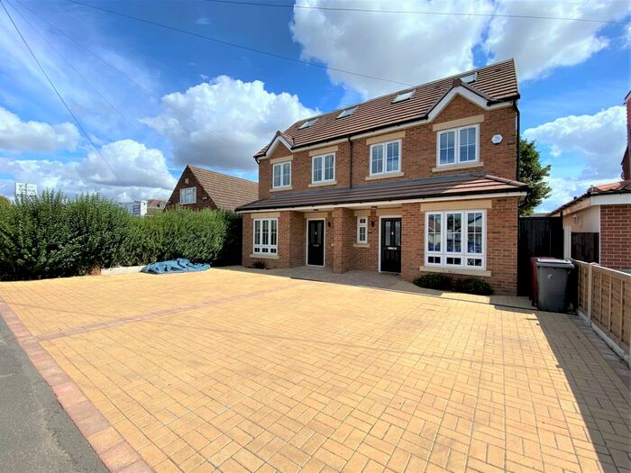 5 Bedroom Semi-Detached House To Rent In Elmshott Lane, Cippenham, Slough, SL1