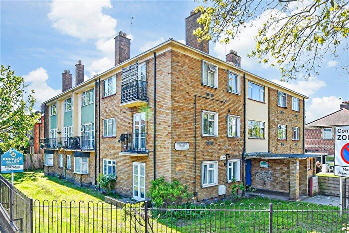2 Bedroom Flat For Sale In Chingford Road, Walthamstow, E17