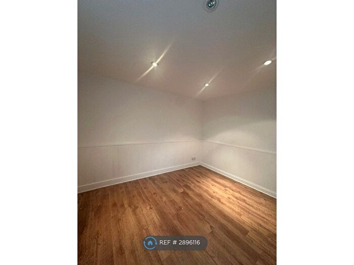 Studio To Rent In Green Lanes, London, N16