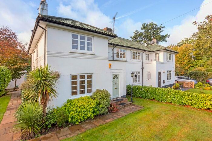 2 Bedroom Flat To Rent In Broomfield Park, Sunningdale, Ascot, SL5