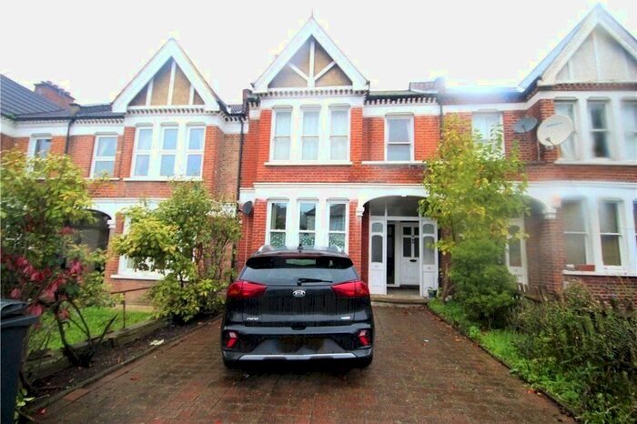 3 Bedroom Flat To Rent In Valley Road, London, SW16