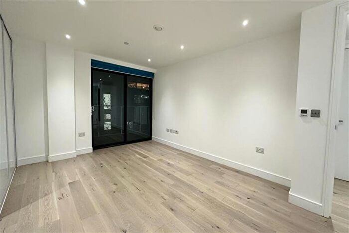 2 Bedroom Apartment To Rent In Commercial Street, Aldgate East, London, E1