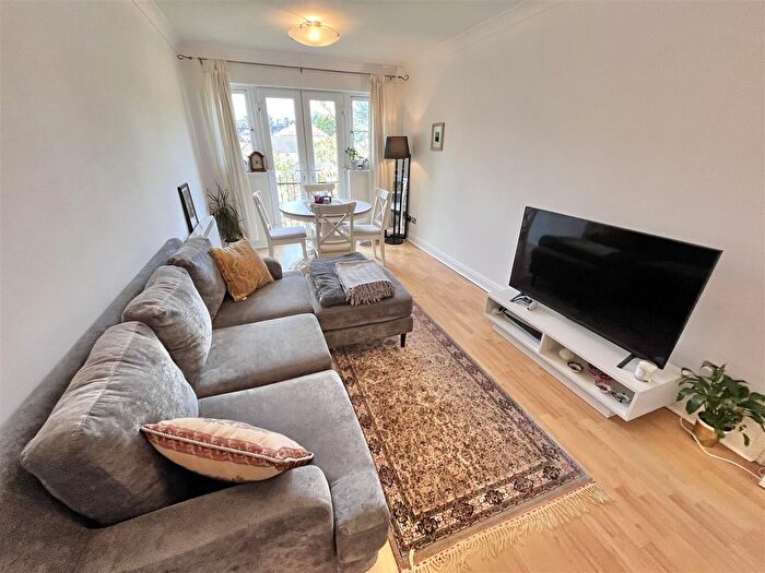 1 Bedroom Flat For Sale In Grove Avenue, Wilmslow, SK9