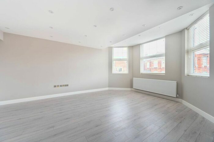 3 Bedroom Flat To Rent In Prout Grove, Neasden, London, NW10