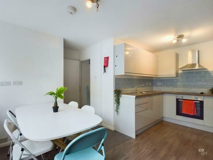 5 Bedroom House Of Multiple Occupation To Rent In Warleigh Road, Brighton, BN1