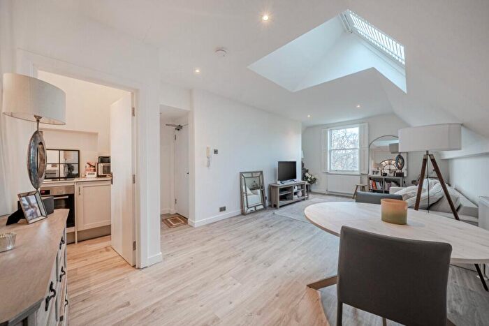 2 Bedroom Flat For Sale In Sheen Lane, Putney, London, SW14